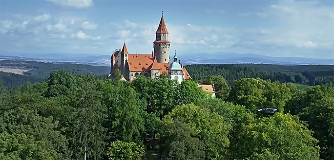 They visit some amazing locations. The Adventurers (Xiá Dào Lián Méng, 俠盜聯盟). Image Credit: IM Global.