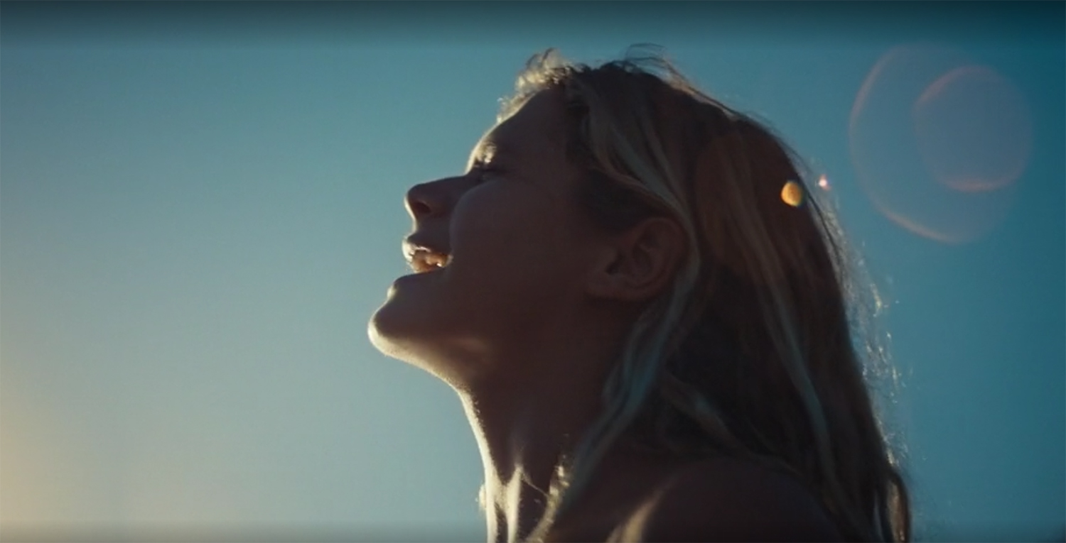 Maxie singing Powderfinger’s My Happiness.