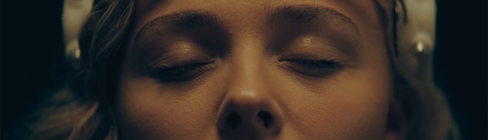 Flynne plugs in to the peripheral.