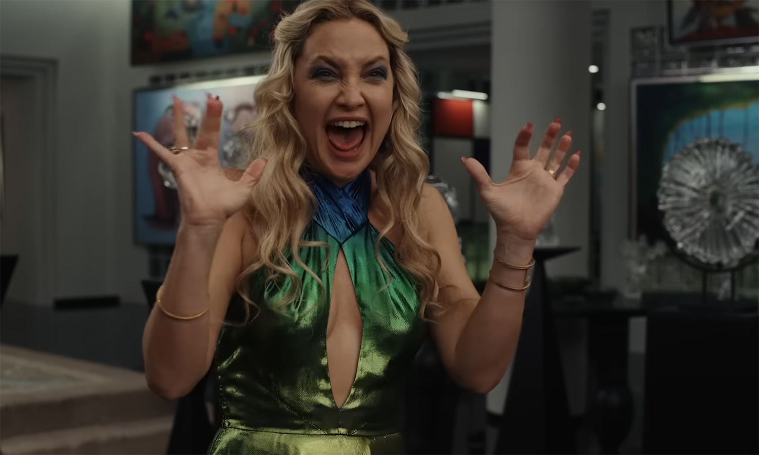 Birdie Jay (Kate Hudson) screams