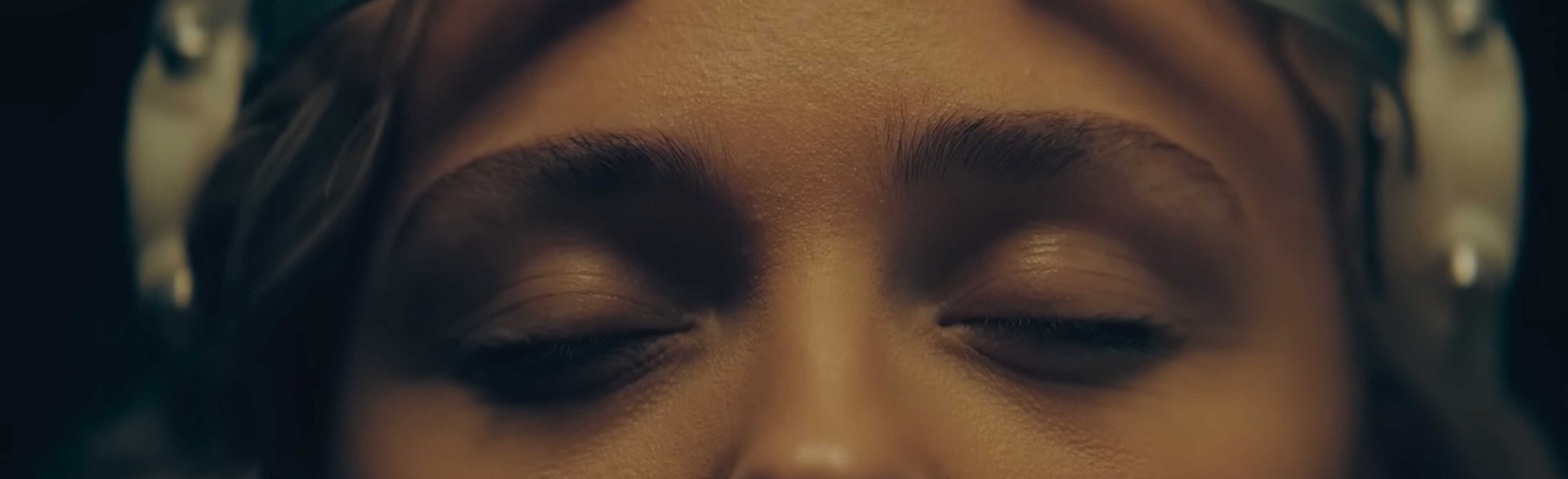 Flynne connects to the VR Set