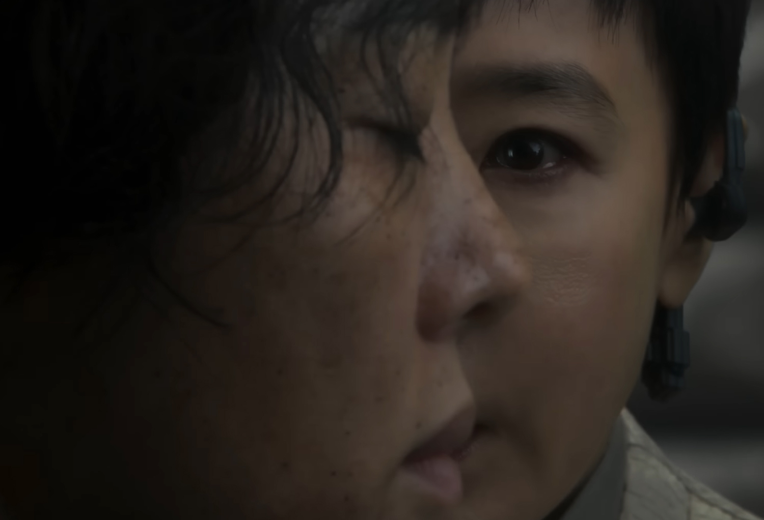 Yoon Seo-hyun looks at her mother.