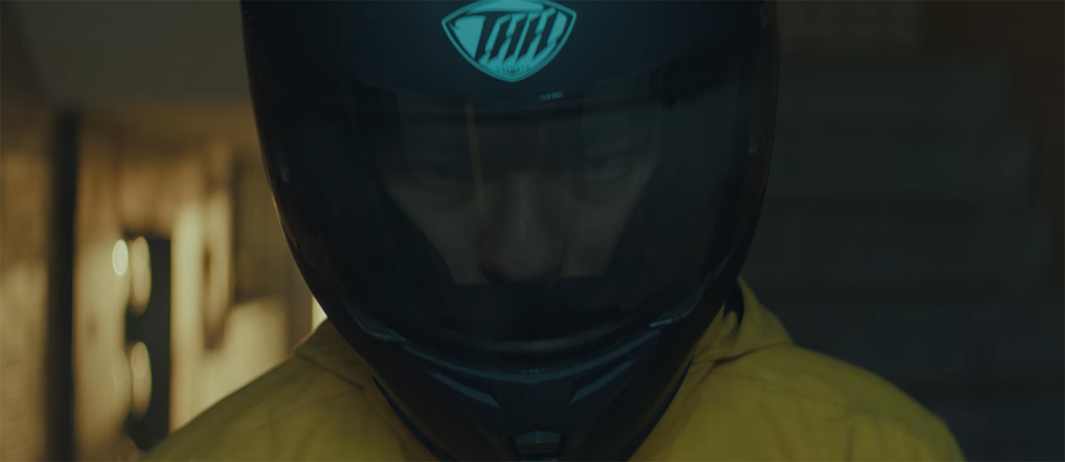 A man kidnaps a child.