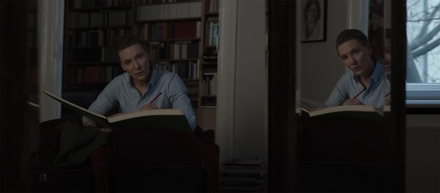 Tár looks in the mirror.