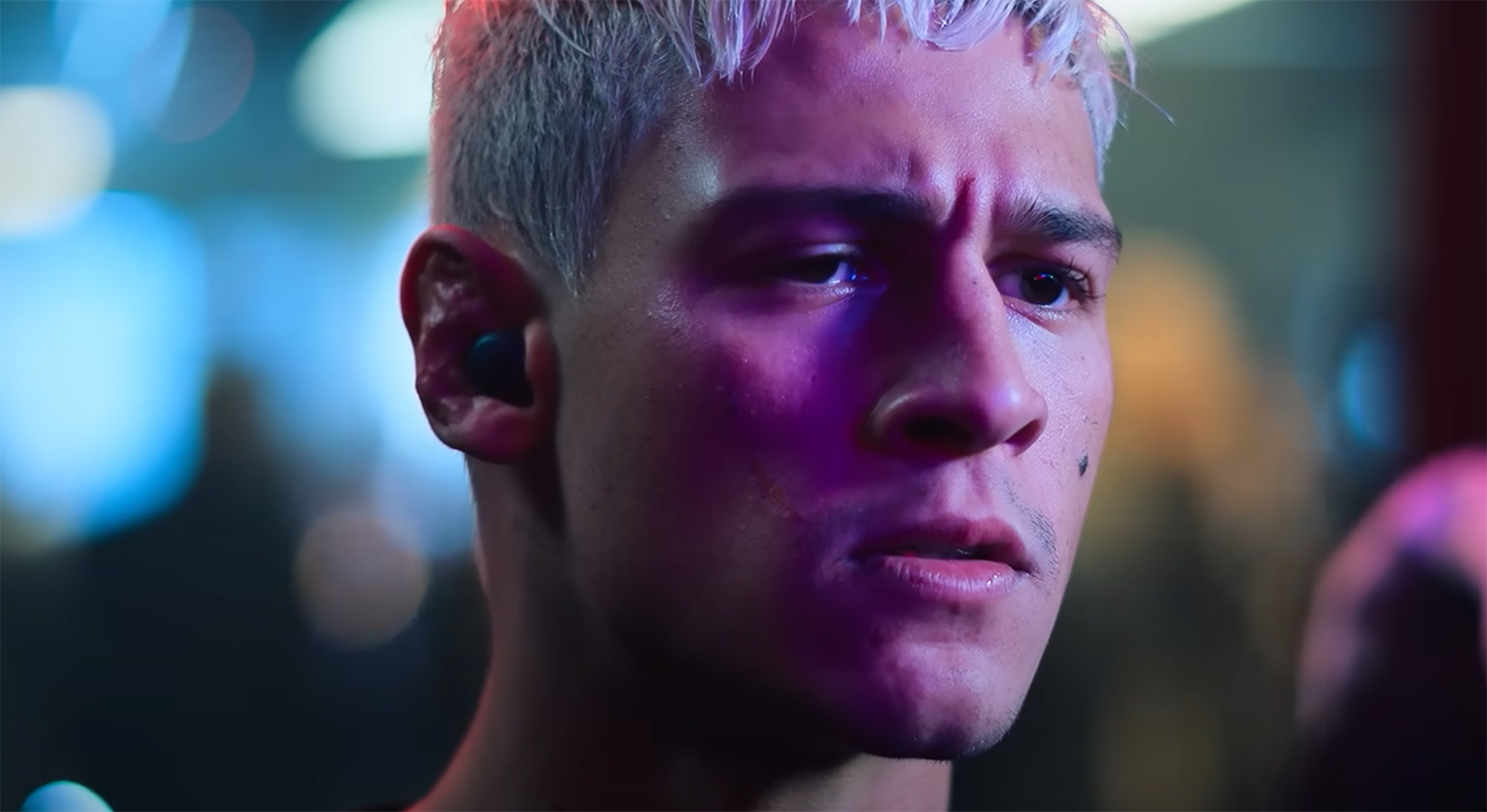 Emilio Sakraya stairs down his combatant.