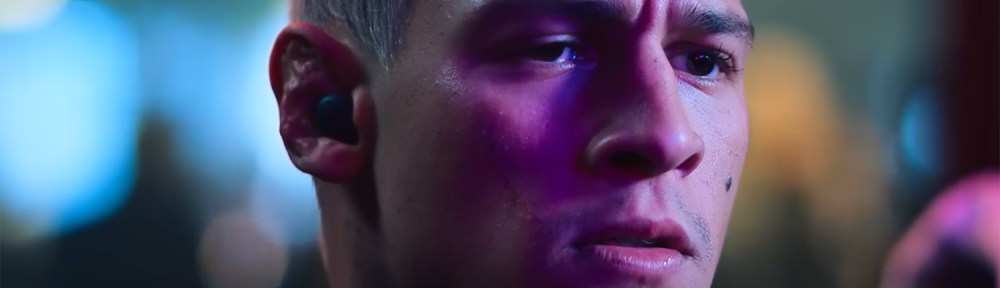 Emilio Sakraya stairs down his combatant.