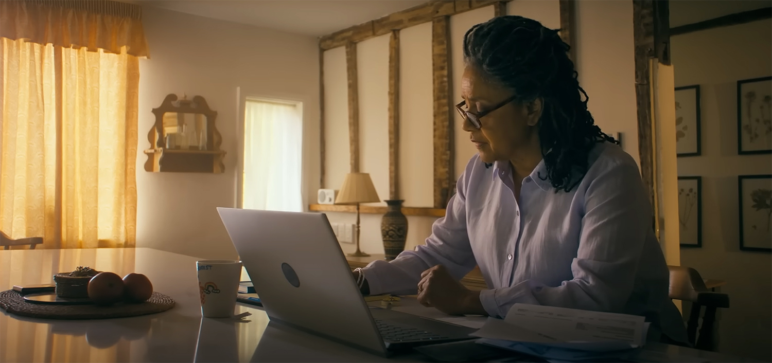 Eloise Parker getting scammed.