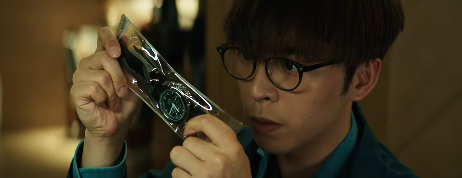 Vincent examines a watch.