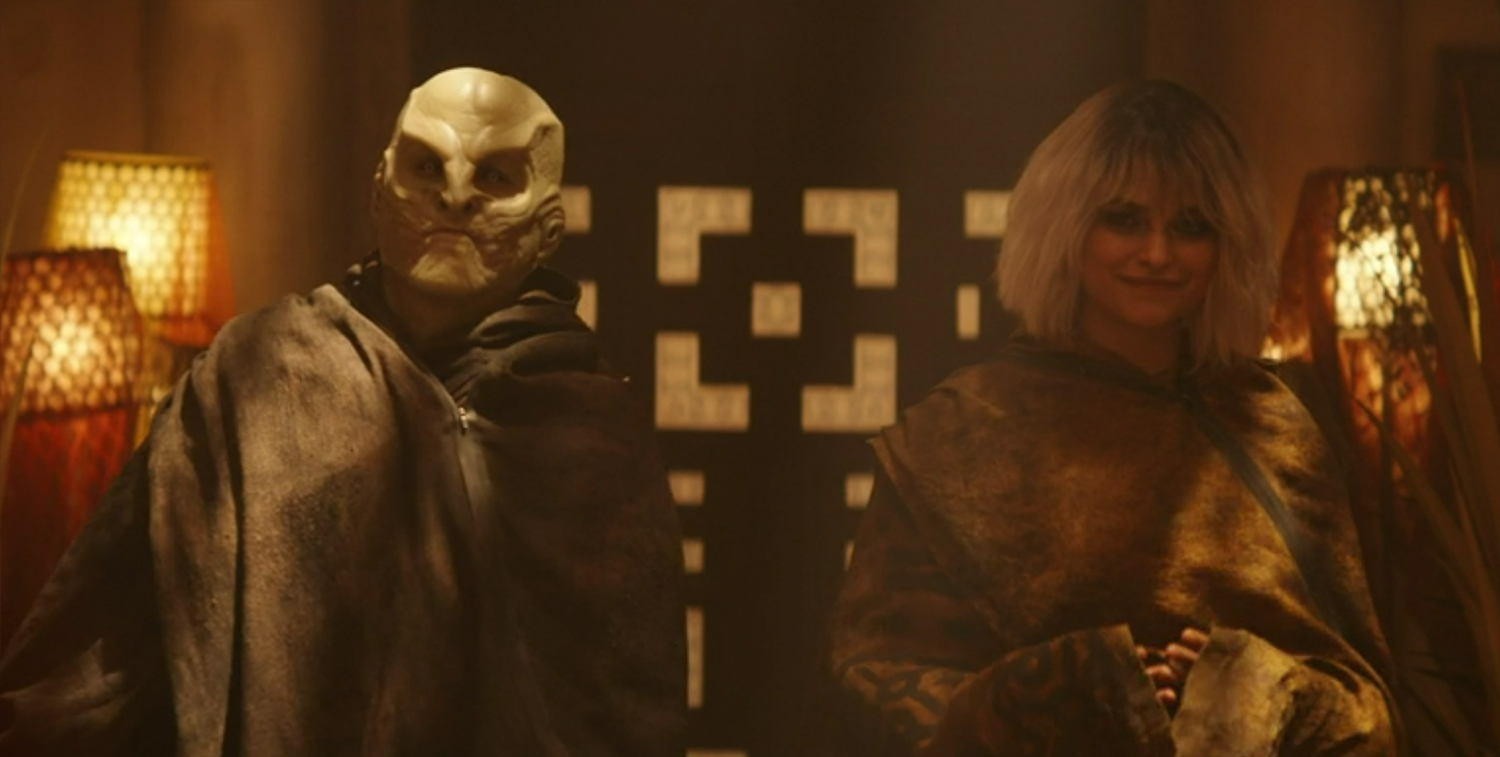 Moll (Eve Harlow) and L’ak (Elias Toufexis).