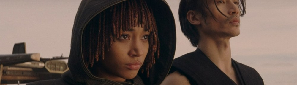 Qimir and Osha stand on an unknown planet, but looking towards camera this time.