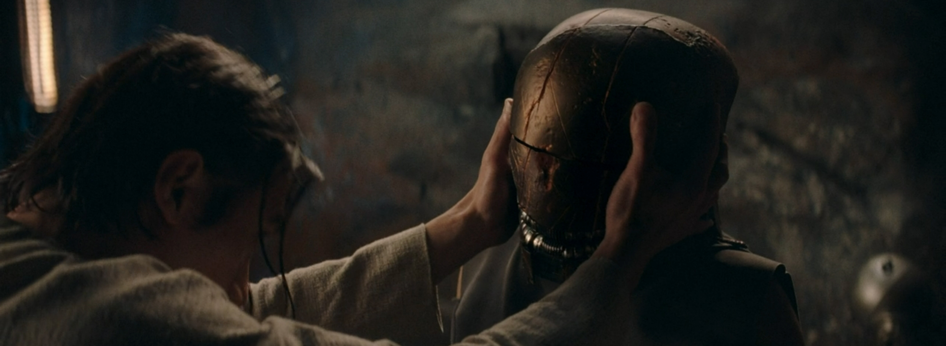 Qimir tries to take the helmet of Osha.