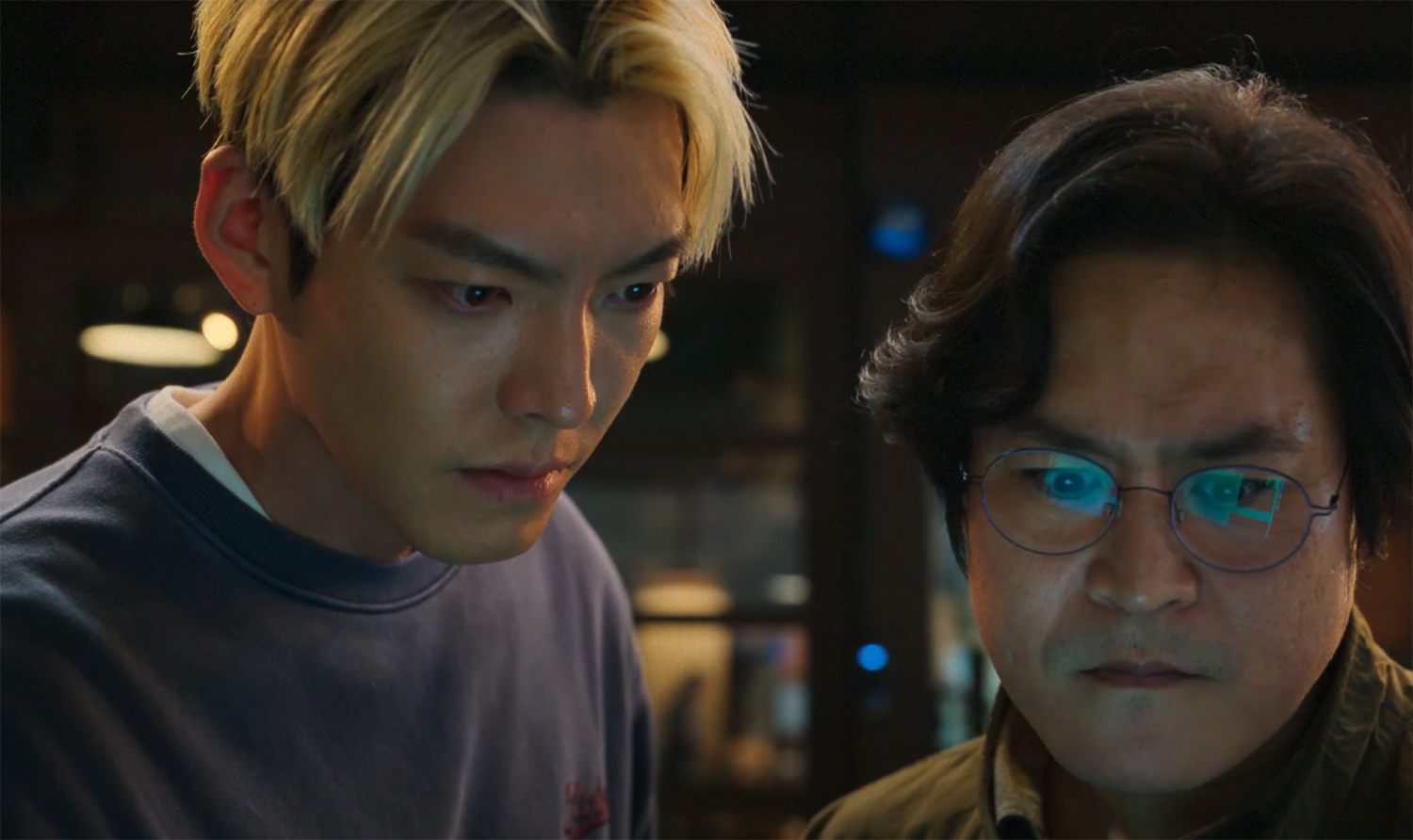 Lee Jung-do and Kim Sun-Min working as a team.