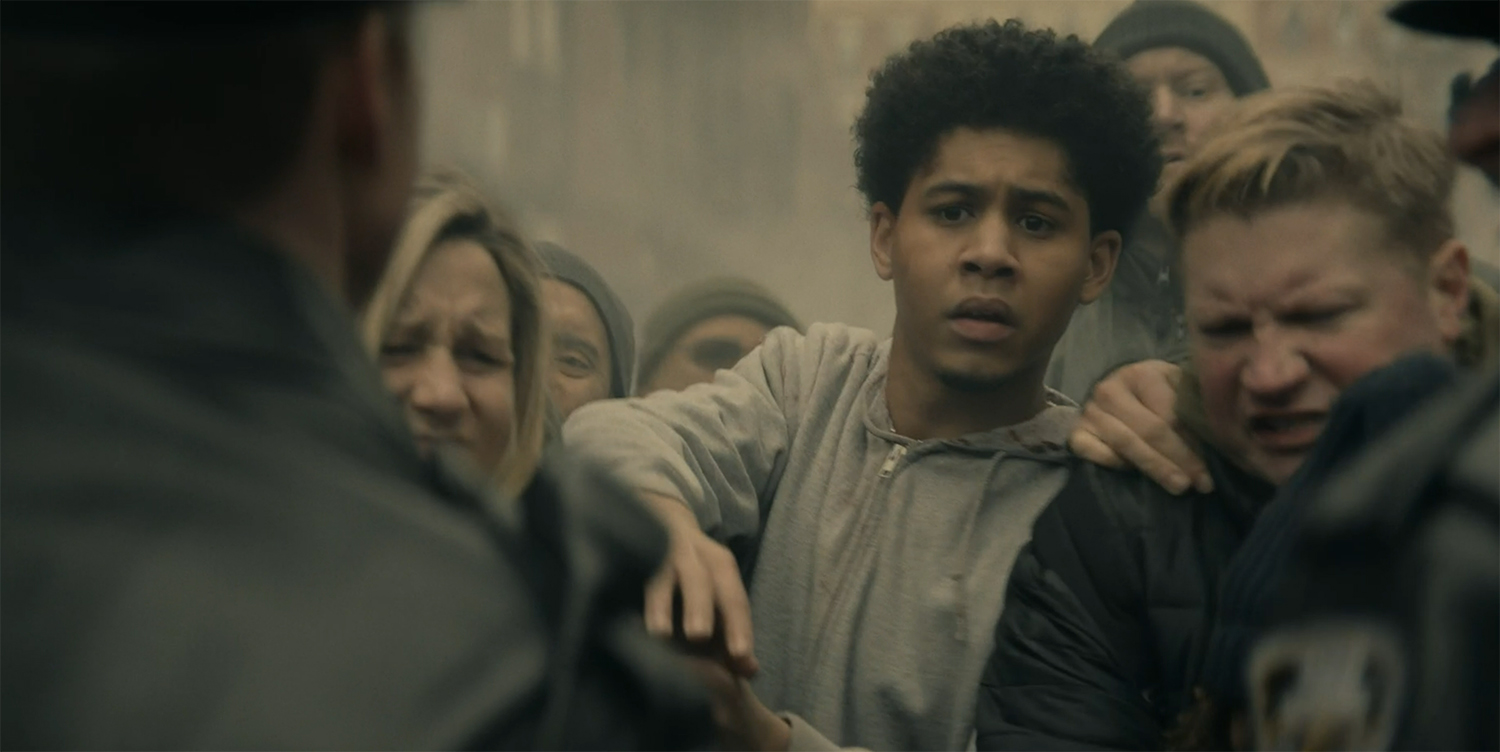 Vic tries to find Oz in the crowd.