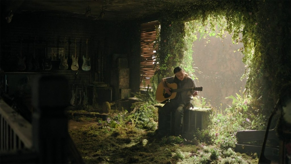 Ellie plays the guitar. 