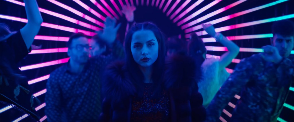 Eve walks into the club. 