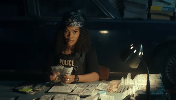 Teyana Taylor counting money. 