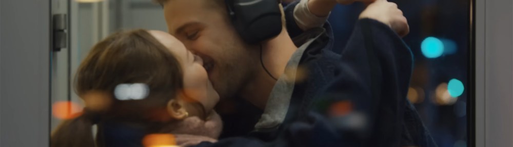 Niki White kissing his girlfriend.