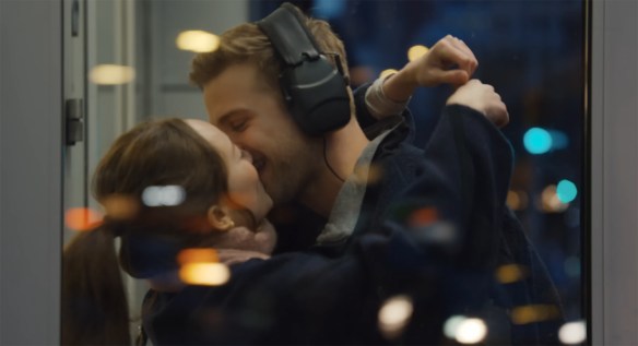 Niki White kissing his girlfriend.